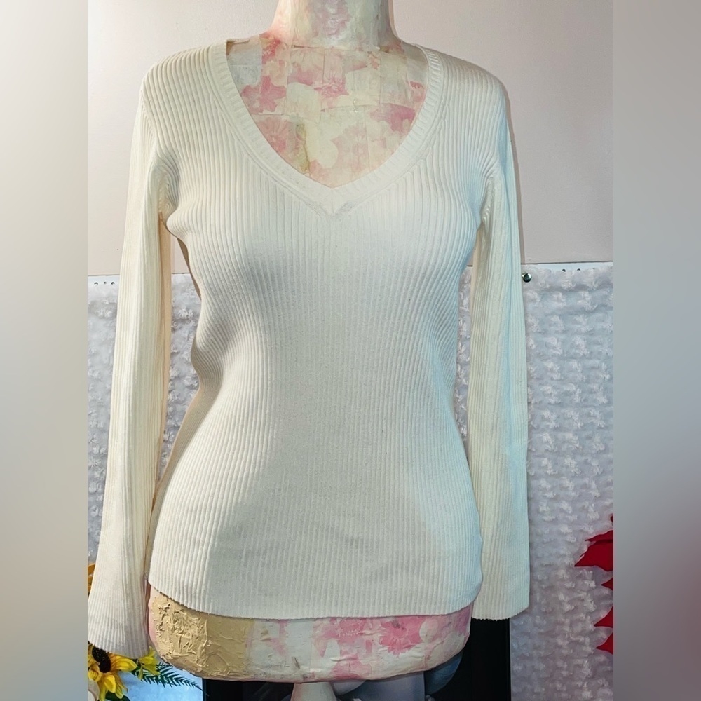 ⭐️NWT A.N.A OFF WHITE LIKE CREAM COLORED V-NECK LOW DROP COMFY SWEATER SIZE L⭐️